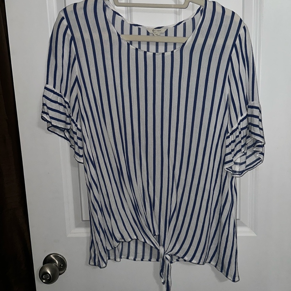 EST. 1946 tie front blouse size Medium